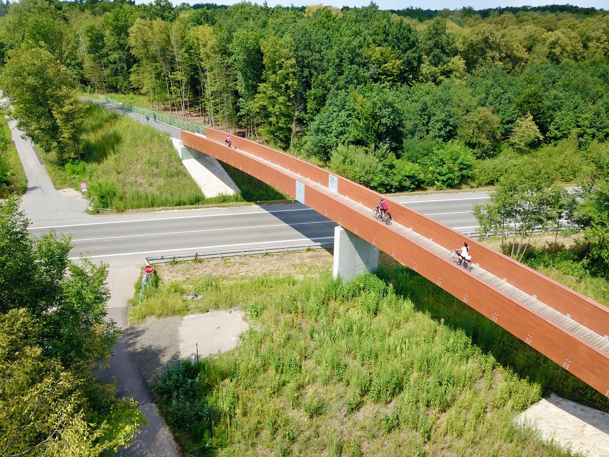 Hodonín – přemostění silnice I/55 – stavba lávky pro cyklisty a chodce - Edilizia stradale e costruzione di ponti