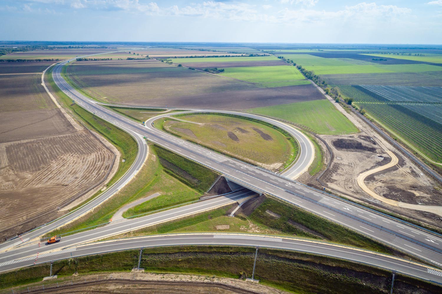 M44 gyorsforgalmi út - Edilizia stradale e costruzione di ponti