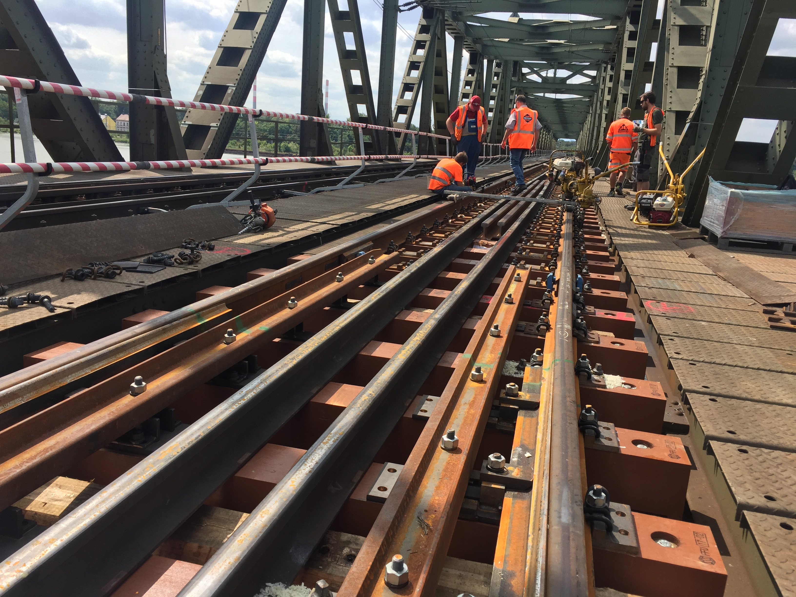 Brückenholztausch FFU Ostbahnbrücken - Edilizia ferroviaria