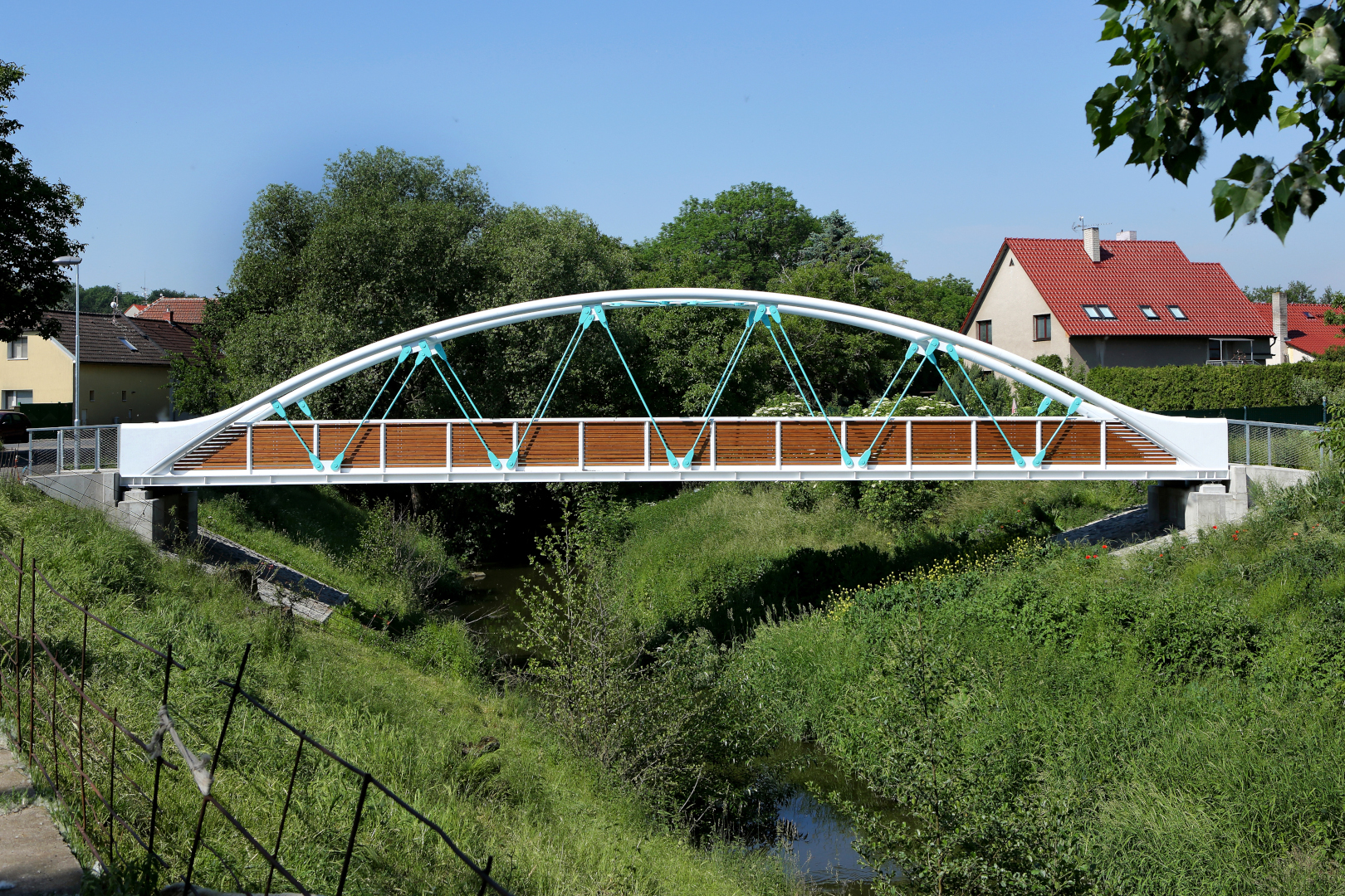Radim – stavba lávky pro pěší a cyklisty přes řeku Výrovku - Edilizia stradale e costruzione di ponti
