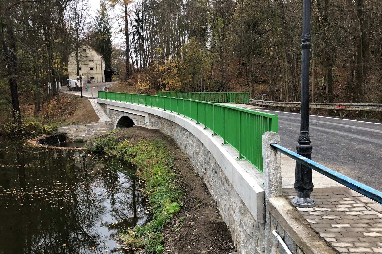 Kamenice na Lipou – oprava mostu na hrázi Zámeckého rybníka - Edilizia stradale e costruzione di ponti