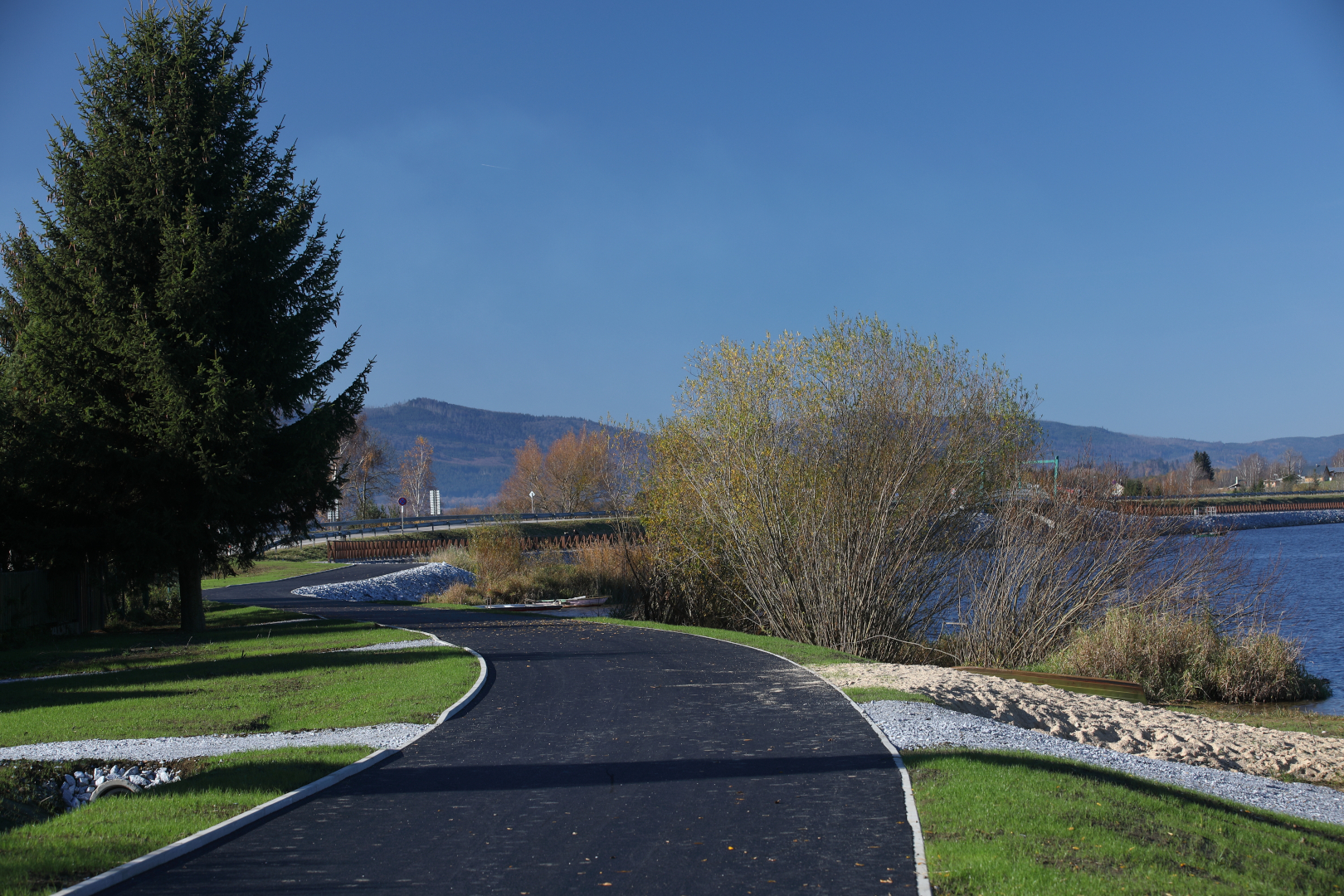 Cyklostezka CS1 podél jezera, Černá v Pošumaví - Edilizia stradale e costruzione di ponti