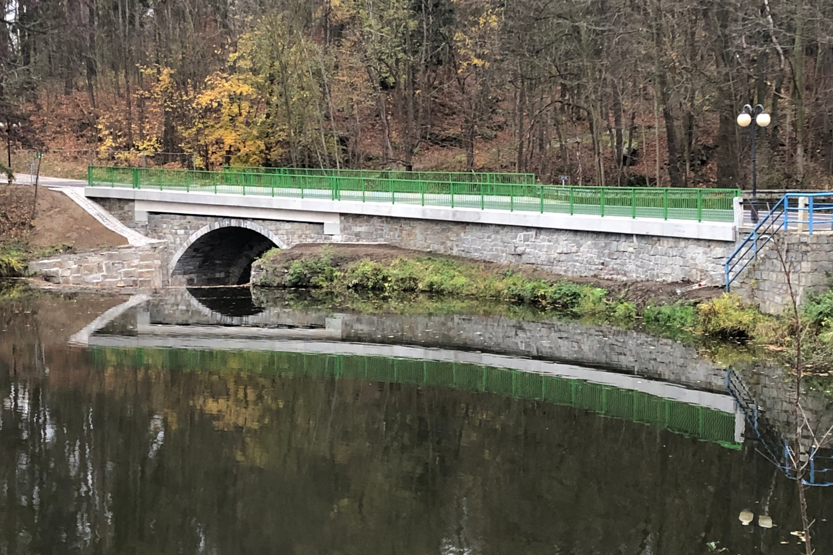 Kamenice na Lipou – oprava mostu na hrázi Zámeckého rybníka - Edilizia stradale e costruzione di ponti