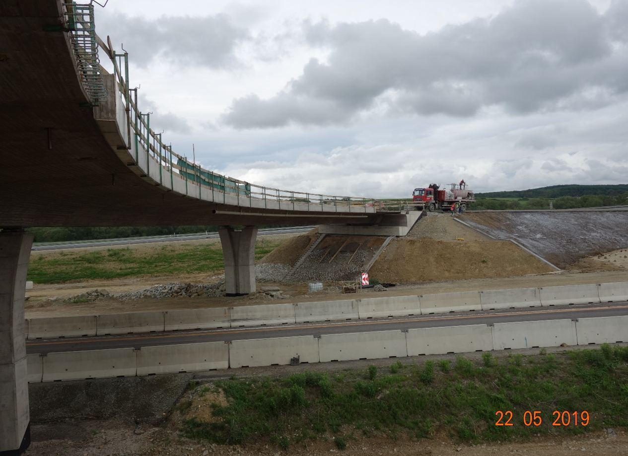 205-00 most v km 0,350 vetvy "C" križovatky Budimír nad diaľnicou D1 Budimír - Bidovce (93,6 m) - Edilizia stradale e costruzione di ponti