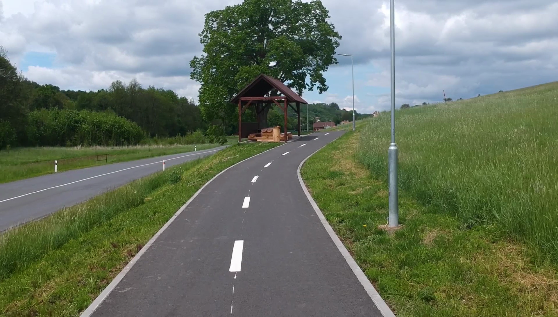  Stezka pro chodce a cyklisty v úseku Hřivínův Újezd – Kaňovice - Edilizia stradale e costruzione di ponti
