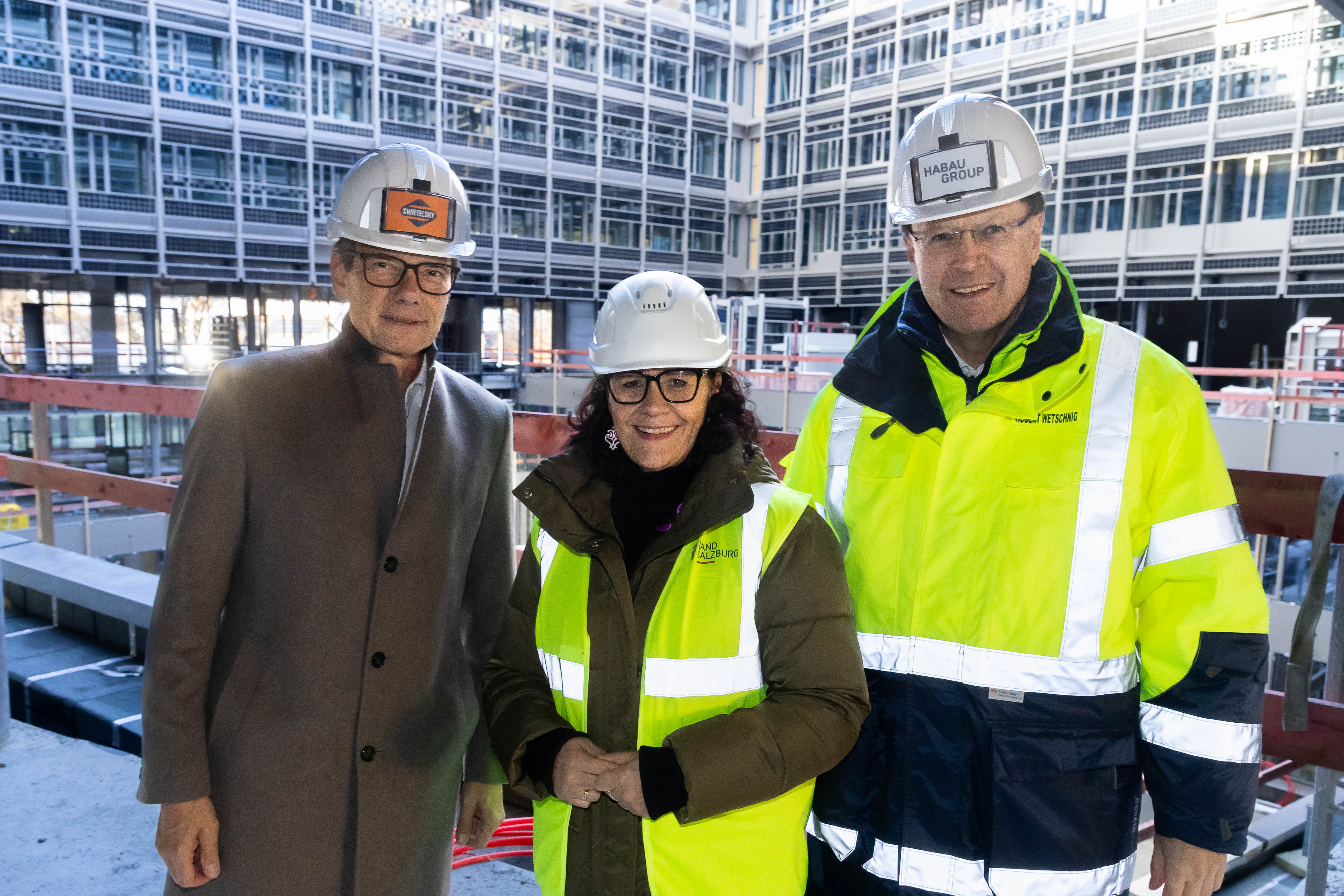 Firstfeier beim Landesdienstleistungszentrum Salzburg: Meilenstein für klimafreundliches Großprojekt erreicht - AT