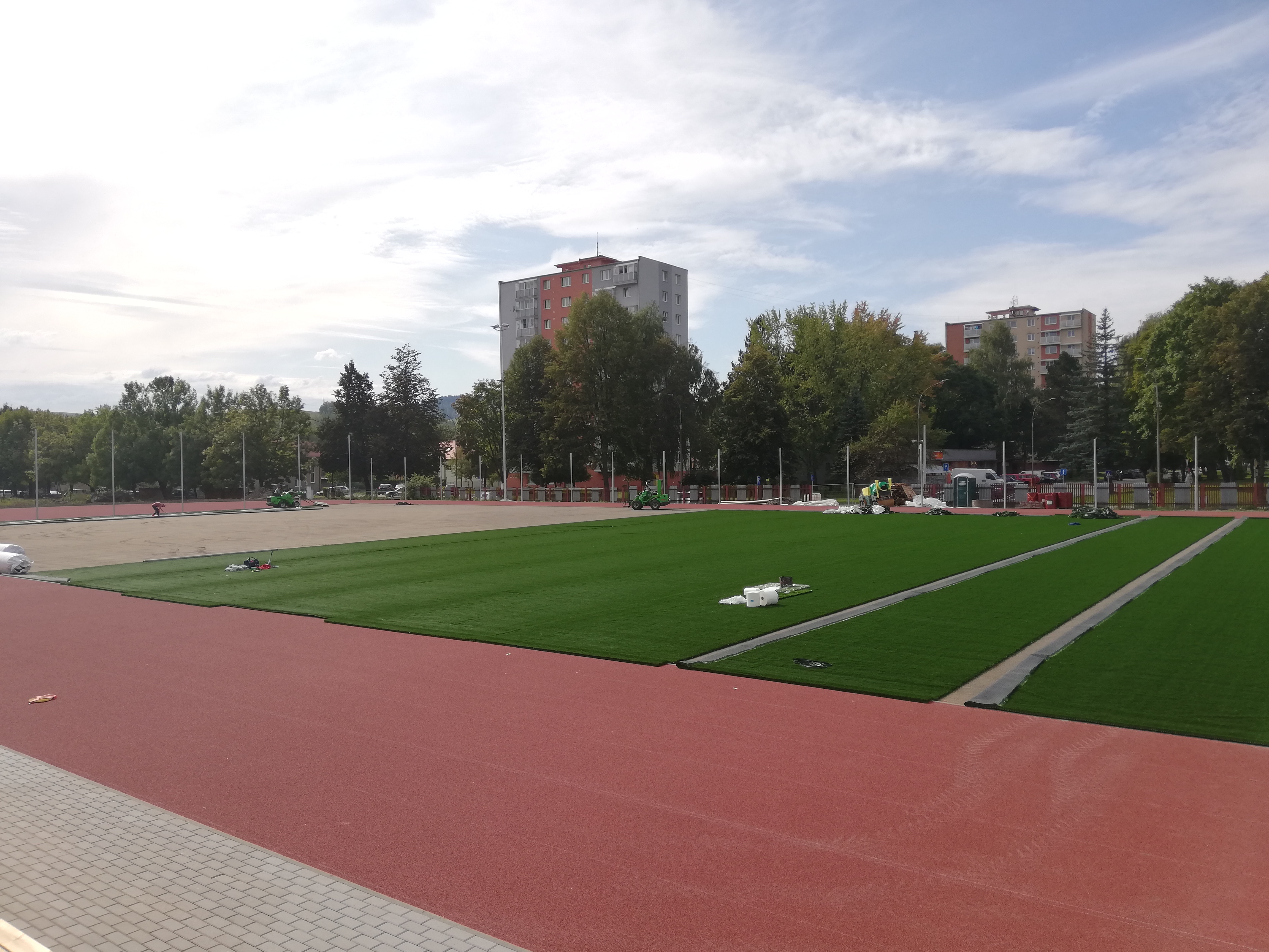 Športový areál s atletickou dráhou ul. Pionierska - Costruzione edilizia