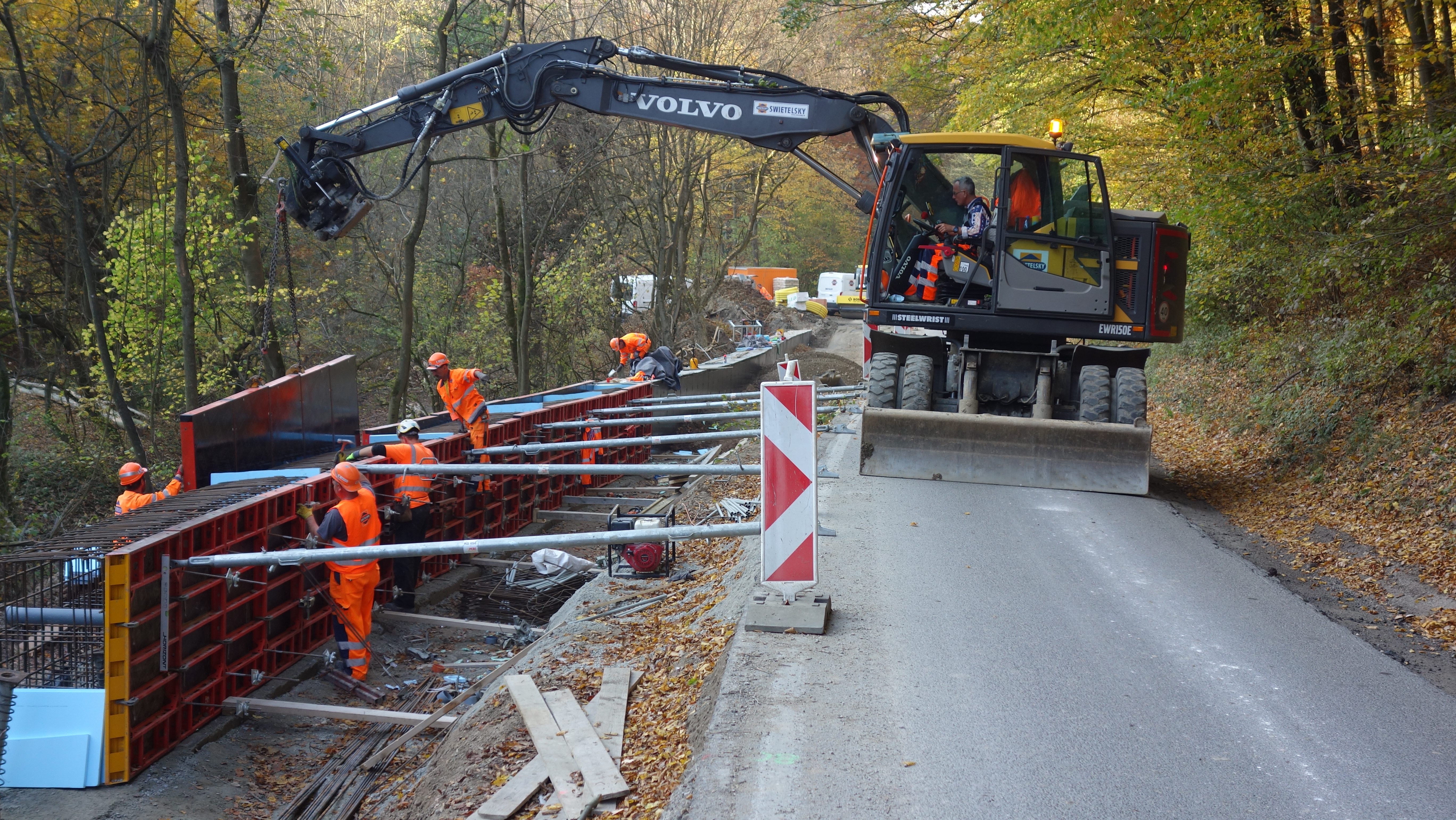 Stabilizácia cestného telesa kotevným múrom na ceste II/516 v km 5,909 - 6,209 (300 m) - Edilizia stradale e costruzione di ponti